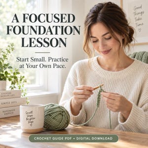 Puede incluir: Una guía de crochet digital en PDF con el texto A FOCUSED FOUNDATION LESSON, Start Small. Practice at Your Own Pace. La imagen muestra a una persona tejiendo con un ganchillo de madera e hilo verde salvia junto a una taza con el texto Small Steps Brighter Days.