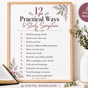 Pode incluir: Uma impressão emoldurada intitulada 12 Practical Ways To Study Scripture, apresentando uma lista numerada de 1 a 12, decorada com detalhes florais em aguarela rosa e verde, exibida ao lado de um livro aberto e um vaso branco.
