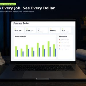 Könnte beinhalten: Ein Laptop-Bildschirm zeigt ein Contractor Command Center Dashboard mit dem Text Run Every Job. See Every Dollar. Die Benutzeroberfläche enthält Finanzkennzahlen, aktive Aufträge, ein Balkendiagramm für Umsatz und Kosten sowie eine Needs attention Liste.