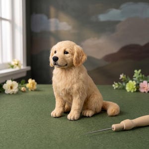 Può includere: Una realistica statuetta di cucciolo di golden retriever con pelo color marrone chiaro, occhi scuri e naso nero, in posizione seduta. Il cucciolo presenta dettagli del pelo testurizzati ed è posizionato vicino a un piccolo utensile in metallo con manico in legno.