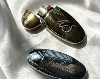 Estuche para encendedor personalizado, funda metálica grabada para encendedor BIC, soporte para encendedor con nombre personalizado, regalo para él o ella, regalo para padrinos de boda
