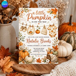 Può includere: Un invito per baby shower con foglie autunnali, zucche e un filo da bucato con scarpine, un bavaglino e un body. Il testo recita: a little Pumpkin IS ON THE WAY, JOIN US FOR A BABY SHOWER HONORING Natalie Brooks, SATURDAY, NOVEMBER 14, AT 2:00PM - 5:00PM, THE WILLOW HOUSE, 482 MAPLE ROAD, CEDARVILLE, TN 37028, RSVP TO EMILY BROOKS AT 555-284-7316.