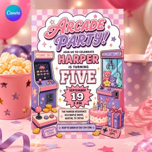 Può includere: Un invito rettangolare con sfondo a scacchi rosa e viola con il testo ARCADE PARTY! HARPER IS TURNING FIVE, SEPTEMBER 19, 3 PM, THE PARKER RESIDENCE 654 MAPLE DRIVE, AUSTIN, TX 78745, E RSVP TO SARAH AT 555-314-7286.