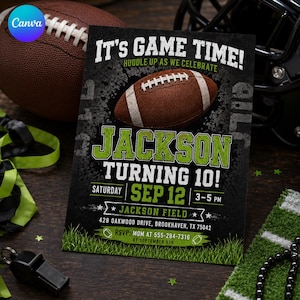Może przedstawiać: Prostokątne zaproszenie urodzinowe z grafiką piłki do futbolu amerykańskiego, zielonym i białym tekstem IT'S GAME TIME! HUDDLE UP AS WE CELEBRATE JACKSON TURNING 10! oraz szczegółami wydarzenia na sobotę 12 września i informacjami o miejscu.