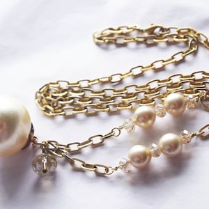 Collar hecho a mano: Perla grande vintage reciclada con perlas y cristales en cadena dorada vintage.