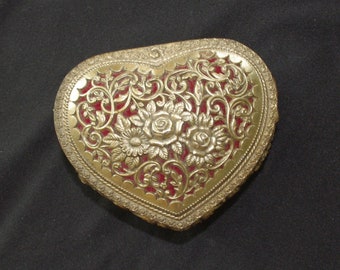 Ciondolo vintage/comò/vanità/scatola per anelli: Taj Importing Co. degli anni '60, cuore in oro sbalzato con filigrana/tralci/rose, carillon