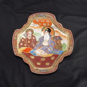 Vintage Dekorative Fußschale / Teller: Frau & Mann mit kunstvollem Moriage + Vergoldung, Tashiro Shoten / roter Elefantenzeichen, 1930er Jahre