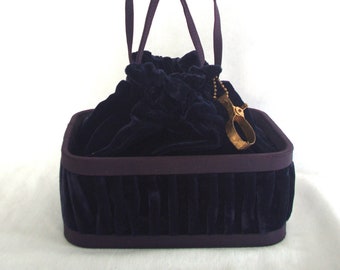 Borsa vintage/borsa: scatola con coulisse in velluto blu navy anni &#39;40 con fermaglio per guanti decorato, pettine, flacone di profumo, kit per rammendare