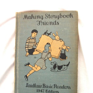 Może przedstawiać: Vintage książka dla dzieci zatytułowana "Making Storybook Friends" z ilustracjami dzieci i zwierząt czytających. Okładka jest jasnoniebieska z czarnym tekstem i ilustracjami. Jest to wydanie z 1947 roku Laidlaw Basic Readers.