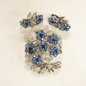 Vintage Schmuck Set: Brosche & Ohrclip - Demi-Parure, blaues Strass Blumenbouquet