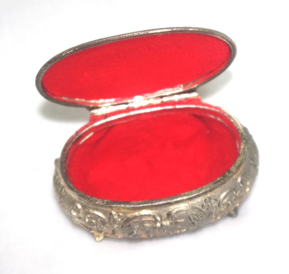 1960年代のヴィンテージ小物入れ：楕円形の銀細工の花、内側は赤、日本