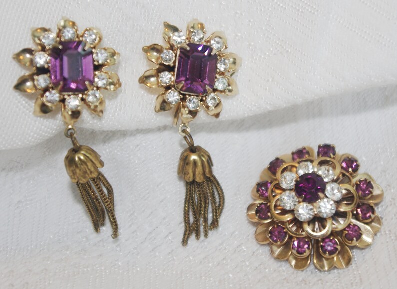 Vintage Pin Brooch Earring Set Purple /& White Rhinestone Flowers Gold Trim Screw Back Earrings