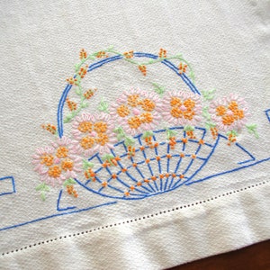 Camino de mesa bordado vintage / bufanda de tocador: flores art déco rosas y naranjas en canasta azul