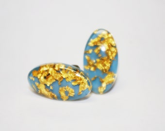 Pendientes de clip vintage: estilo MCM/Mid Century Mod, lucita transparente con inclusiones de purpurina dorada / fondo azul claro, década de 1950.