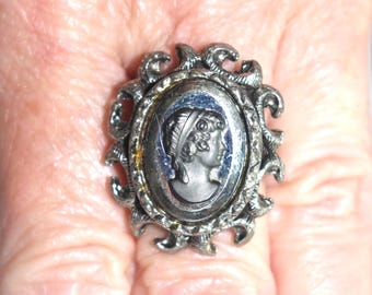 Vintage Ring: Black Glass Cameo on Filigree Silver, Adjustable, 1960s / 60s