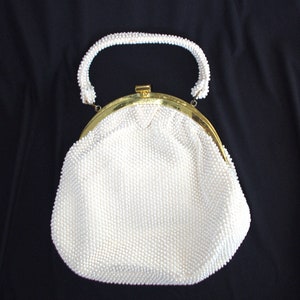 Vintage Handtasche / Geldbeutel: 1960s Off-White "Corde-Bead by Lumured" Kunststoff Perlen / Perlen, mit Original Geldbörse