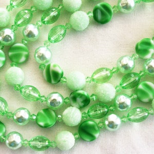 Vintage ketting/choker: mint/limoen crèmegroen suiker, parel en doorzichtig plastic/gemarmerde glaskralen jaren 1950, 3 strengen W. Duitsland