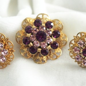 Vintage 1950er Jahre Strass Pin / Brosche & Brisuren Set: Lila + Filigrane Strasssteine