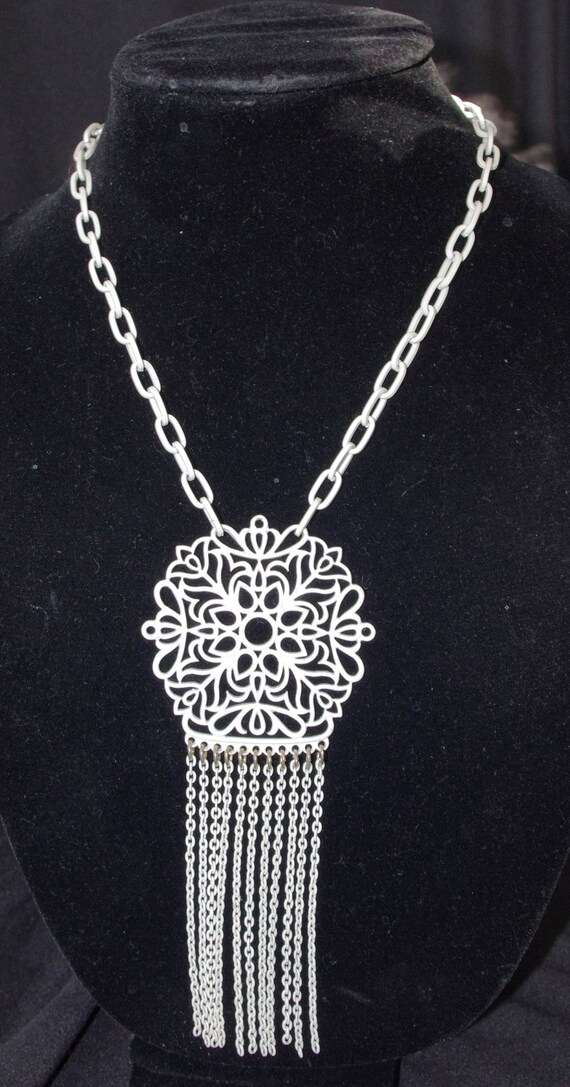 Vintage 1970s Necklace: Crown Trifari White Pendan