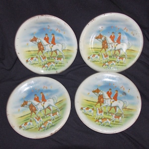 Vintage speelgoed / blikken kinderschalen / borden: gelithografeerd, vrouw en man jagen op paarden met vossenhonden, jaren 40, 4 stuks
