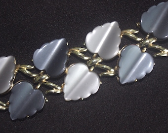 Pulsera vintage de eslabones termoplásticos: Hojas plateadas y grises con efecto de brillo lunar, década de 1960.