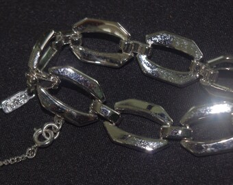 Bracciale vintage Monet in argento ottagonale/a maglie ottagonali con catena di sicurezza, anni '80