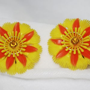 Orecchini a clip vintage: divertenti fiori gialli e arancioni in plastica con centro in strass, anni &#39;50 &quot;Germania&quot;