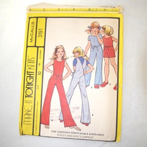 Puede incluir: Patrón de costura vintage de McCall's para monos de niña y niña. El patrón presenta ilustraciones de los monos en diseños rojos, azules y a cuadros blancos. El paquete es amarillo con texto negro y las palabras "MAKE IT TONIGHT KNITS".