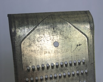 Déchiqueteuse/râpe vintage : « Super » métal, petits trous, remarque, fabrication, années 50