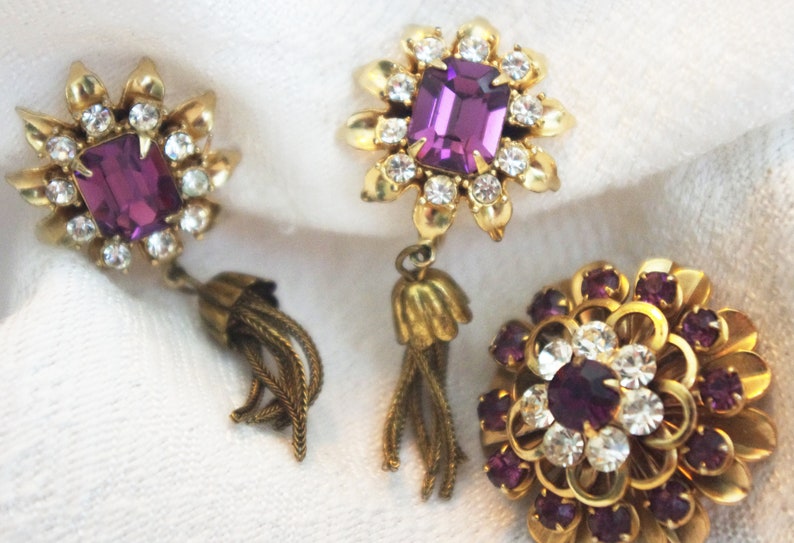 Vintage Pin Brooch Earring Set Purple /& White Rhinestone Flowers Gold Trim Screw Back Earrings