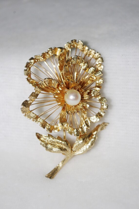 Vintage Brooch / Pin: brooks Gold Filigree / Thread Flower W