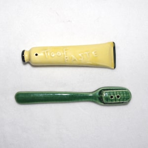Salero y pimentero de cerámica kitsch vintage: cepillo de dientes verde y pasta de dientes amarilla, años 50/50/MCM