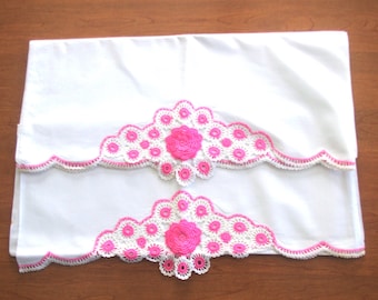 Fundas de almohada vintage: flores de encaje de ganchillo recortadas en rosa y blanco, algodón, años 50