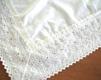 Vintage kuddfodral: Vit med 12,5 cm bred öljettkant "Wamsutta Ultracale" poly/bomullsblandning, 1960-/60-tal