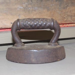Antique Sad / Flat Iron: Cast Iron, Small, Salesman&#39;s Sample? Toy? 3 5/8&quot;