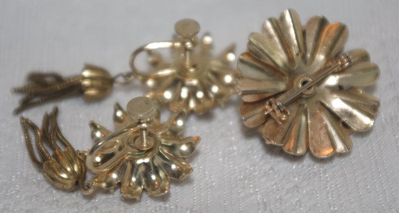 Vintage Pin Brooch Earring Set Purple /& White Rhinestone Flowers Gold Trim Screw Back Earrings