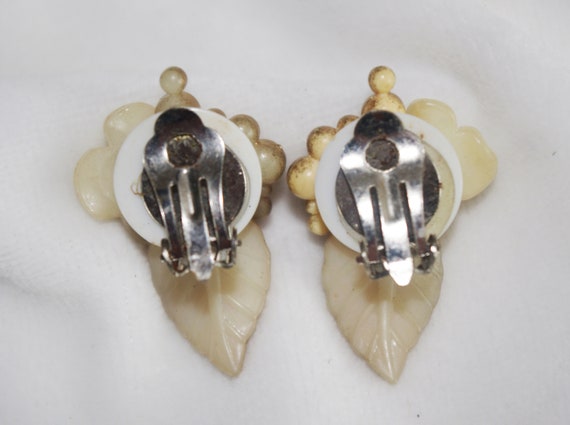 CLIP ON white FLOWER PEARLY LUCITE EARRINGS 25mm big NON-PIERCED flowers retro