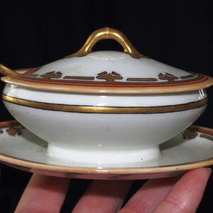Miniaturowa/dziecięca porcelanowa waza do zupy: Haviland, Francja, ręcznie malowana i złocona, z przymocowanym dolnym talerzykiem, pokrywką i łyżeczką, 1911 r.