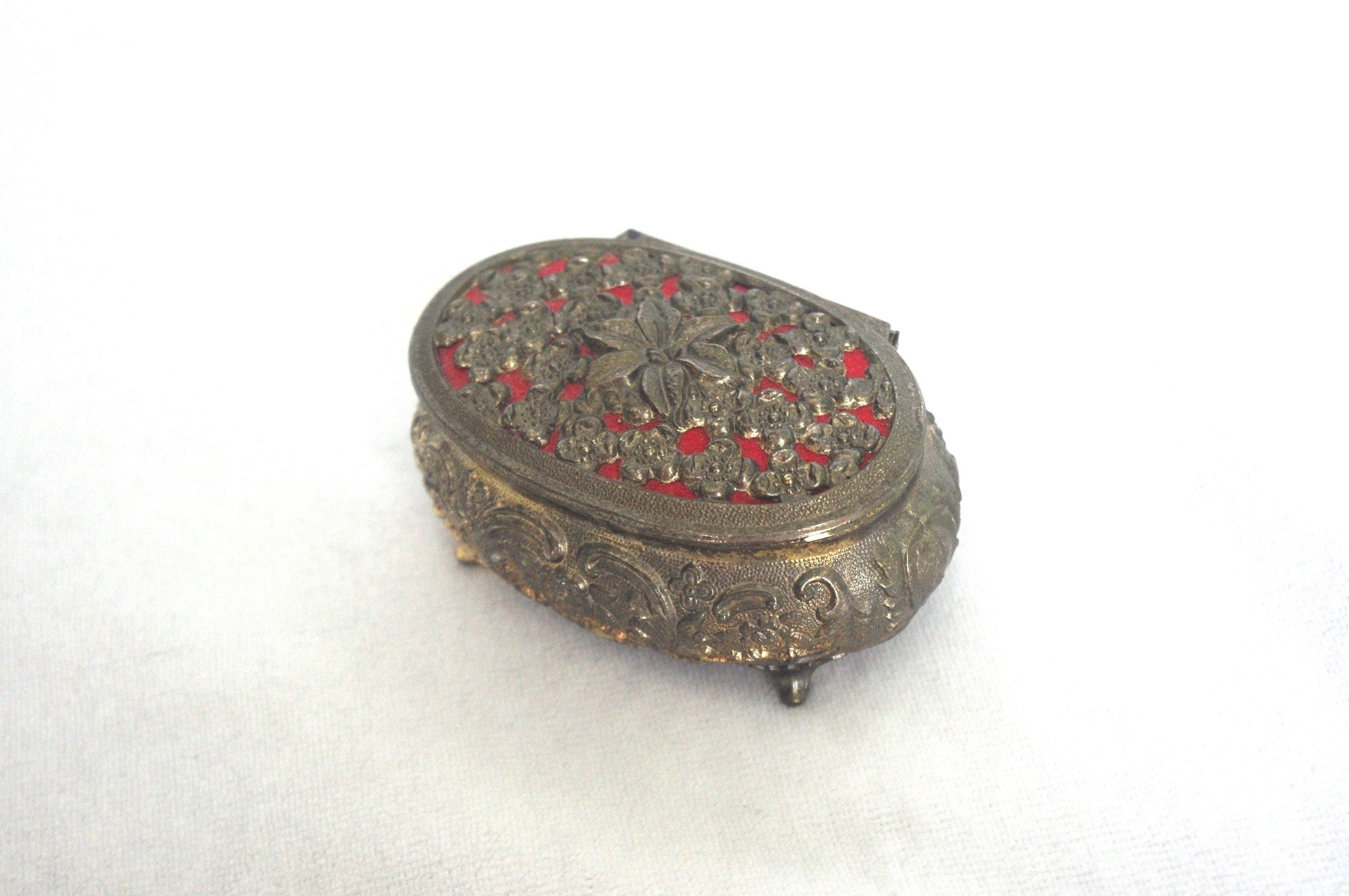 1960年代のヴィンテージ小物入れ：楕円形の銀細工の花、内側は赤、日本