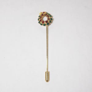 Vintage Christmas: Pin Stick Pin z zielonym i czerwonym wieńcem ze strasów z ostrokrzewem, lata 70.