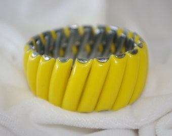 Yellow Lucite Expander / Expandable / Expansion Bracelet "Japan" 1950s