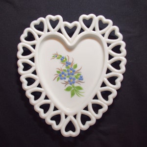 Assiette coeur Westmoreland : verre blanc laiteux décoratif avec fleurs peintes à la main