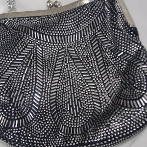 Vintage Handtasche / Portemonnaie: 1960s &quot;&quot;Hong Kong&quot;&quot; silberne Plastikperlen auf Schwarz.&quot;