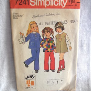 Könnte beinhalten: Vintage Simplicity Schnittmuster 7241 für Kinderkleidung. Das Muster zeigt Illustrationen von drei Kindern in verschiedenen Outfits. Das Muster enthält den Text "Jiffy easy cut-easy sew" und "All Pattern Sales Final".