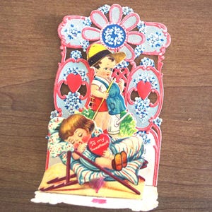 Vintage Valentine: Unbenutzt, 3D Falte / Geprägt, schlafendes Mädchen & Gärtnerjunge, 1930er Jahre, Deutschland