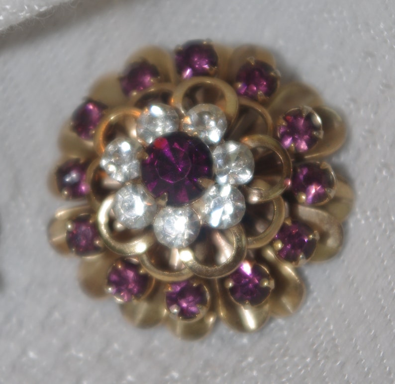 Vintage Pin Brooch Earring Set Purple /& White Rhinestone Flowers Gold Trim Screw Back Earrings