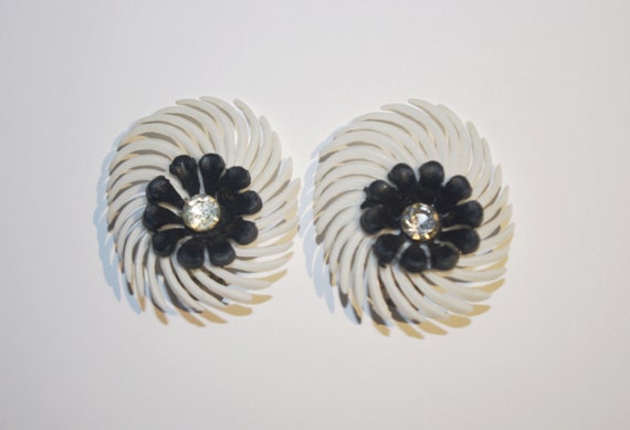Vintage Clip-On Earrings: Fun Plastic White & Bla… - image 1