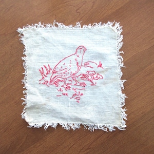 Vintage Handgemachtes gesticktes Bild: Redwork / Red Work, Wachtel / Vogel, 1950er Jahre