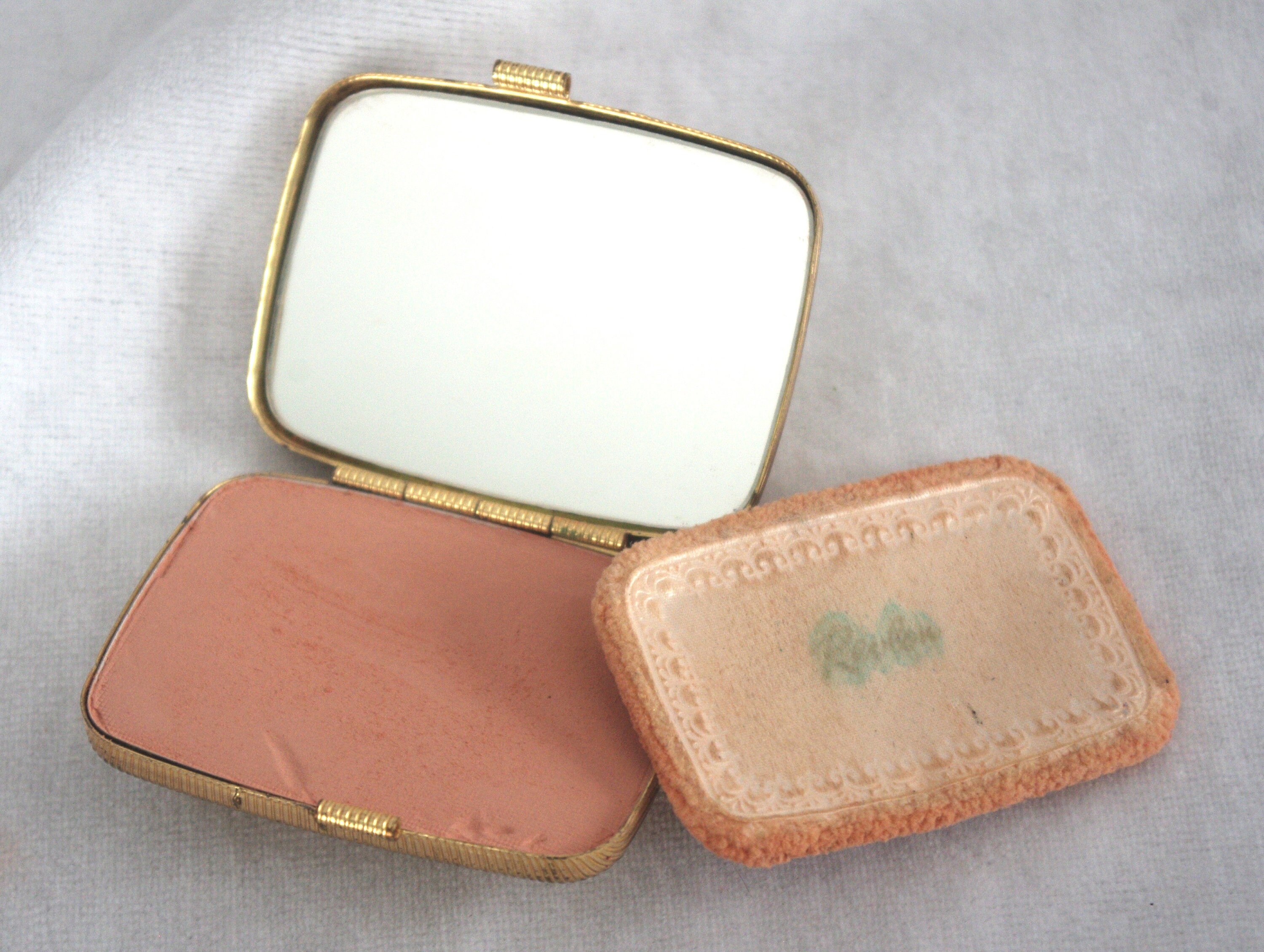 Vintage Powder Compact: 
