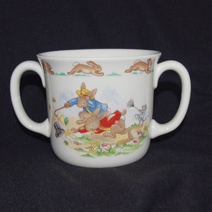 Tazza vintage Royal Doulton: per bambini, a due manici, &quot;Bunnykins&quot;, Windy Day, conigli con ombrelli, anni &#39;80